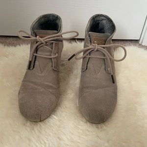 Tan Women’s wedged suede booties, sz 6.5